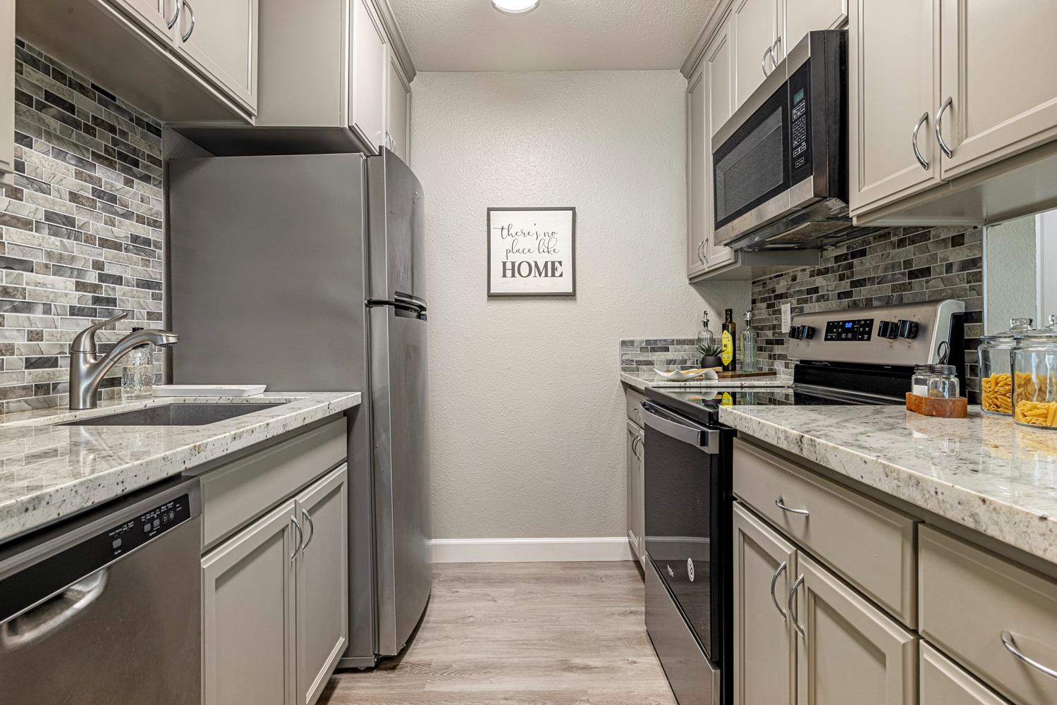 201 Woodrow Ave #48, Modesto, CA 95350