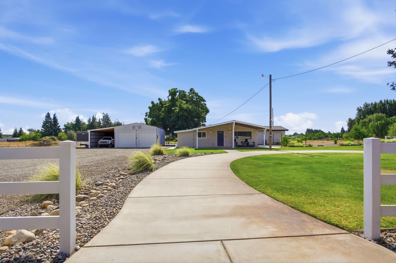 543 S Blossom Rd, Waterford, CA 95386