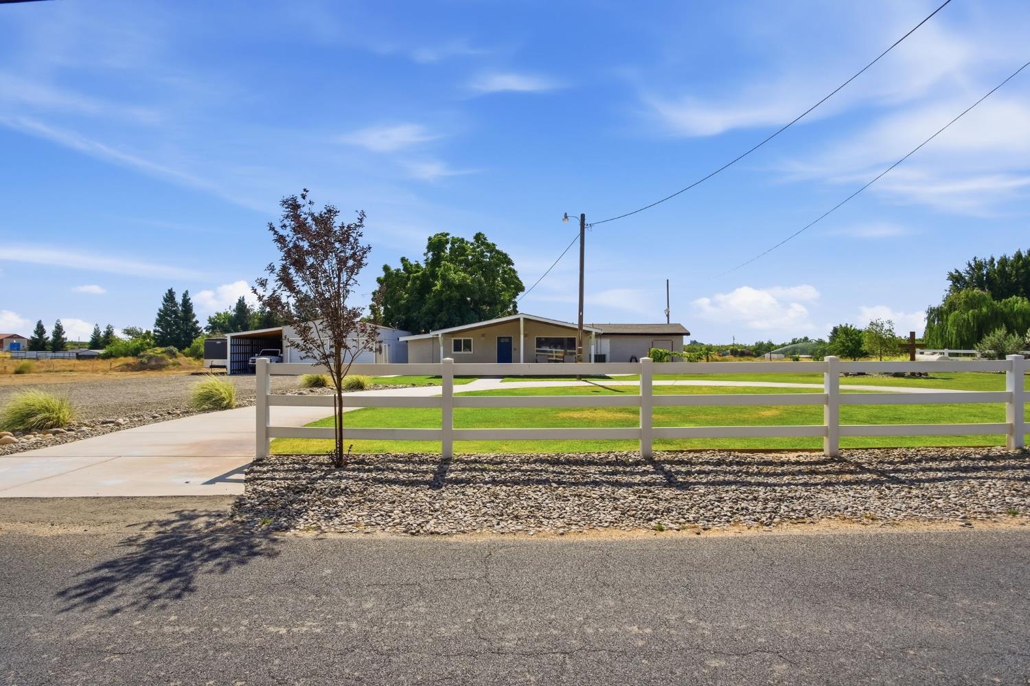 543 S Blossom Rd, Waterford, CA 95386