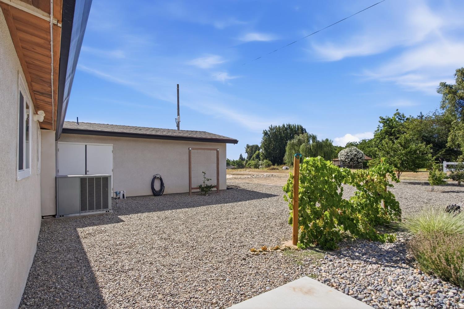 543 S Blossom Rd, Waterford, CA 95386