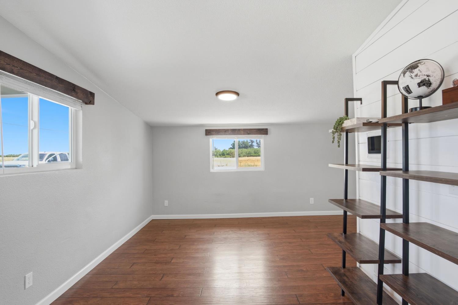 543 S Blossom Rd, Waterford, CA 95386