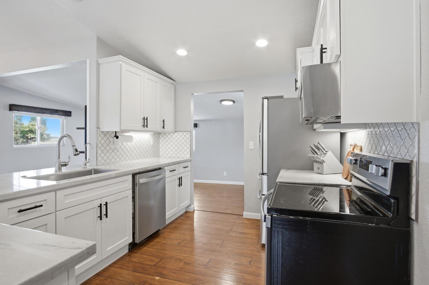 543 S Blossom Rd, Waterford, CA 95386