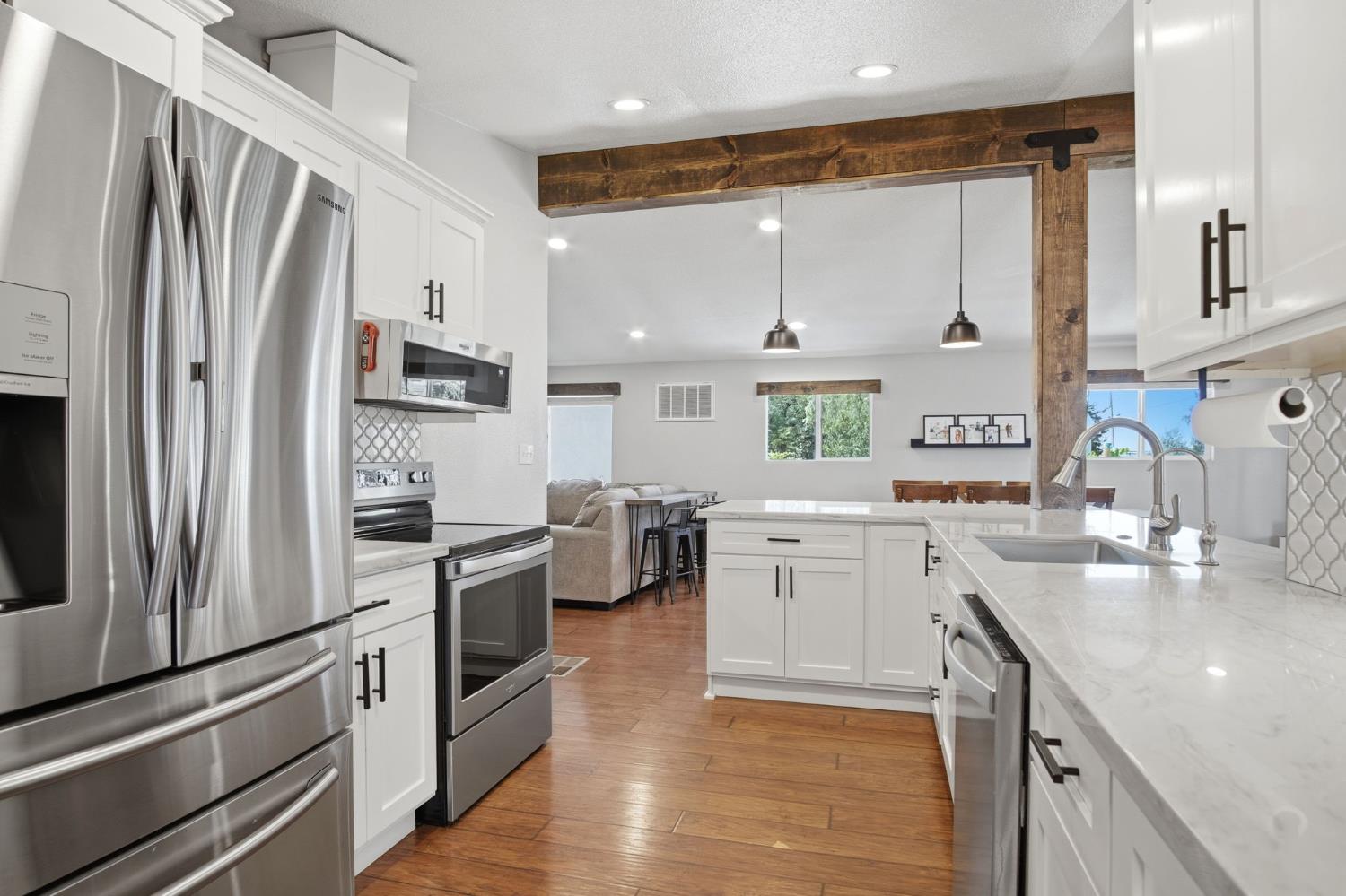 543 S Blossom Rd, Waterford, CA 95386