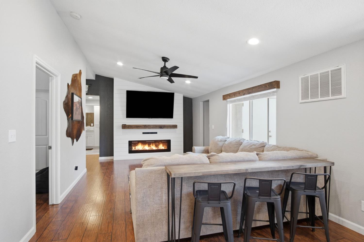 543 S Blossom Rd, Waterford, CA 95386
