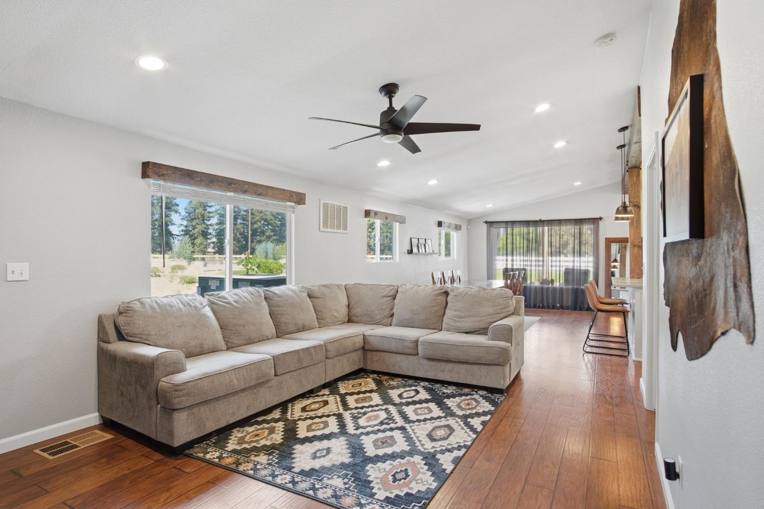 543 S Blossom Rd, Waterford, CA 95386