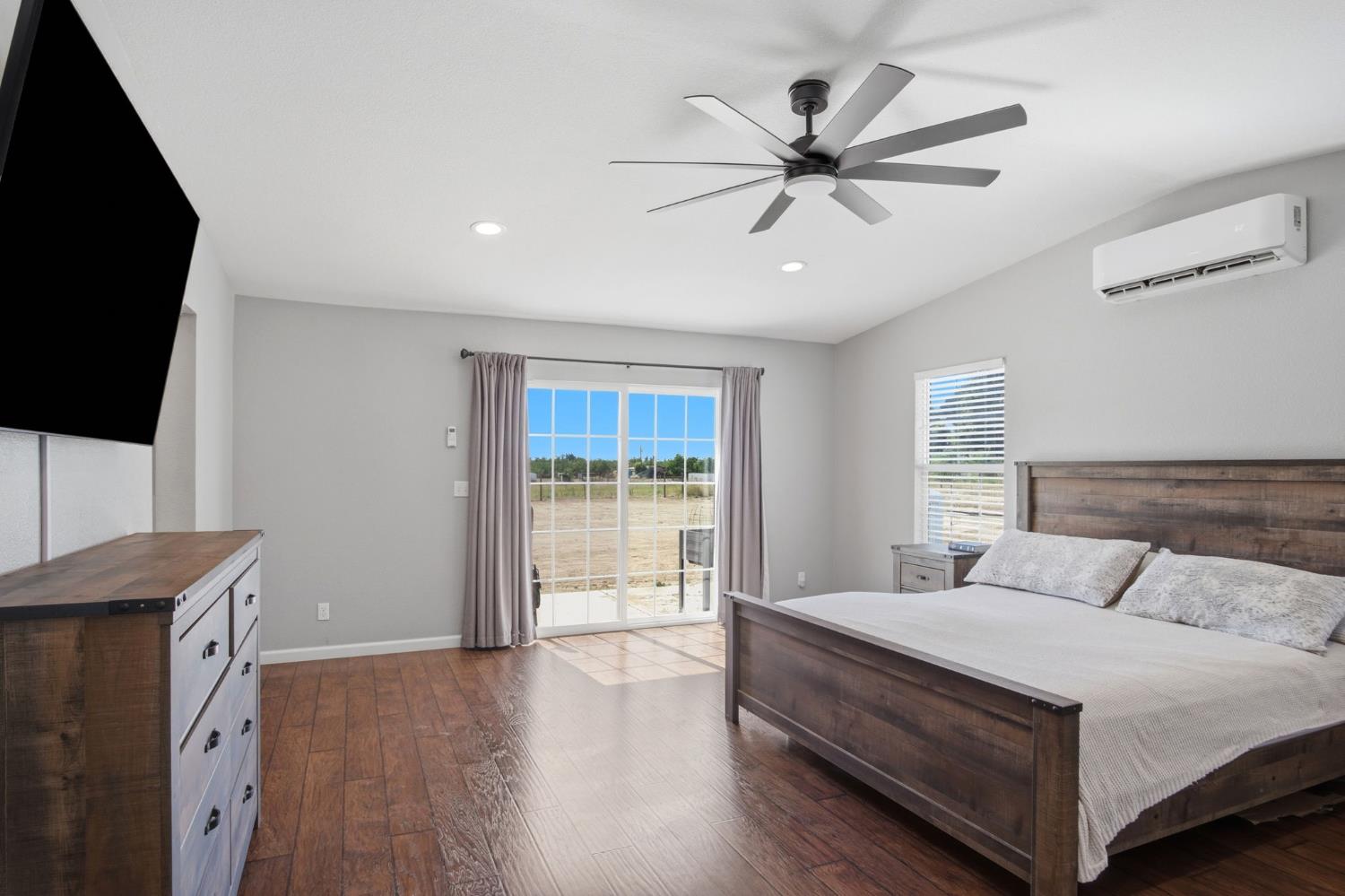 543 S Blossom Rd, Waterford, CA 95386
