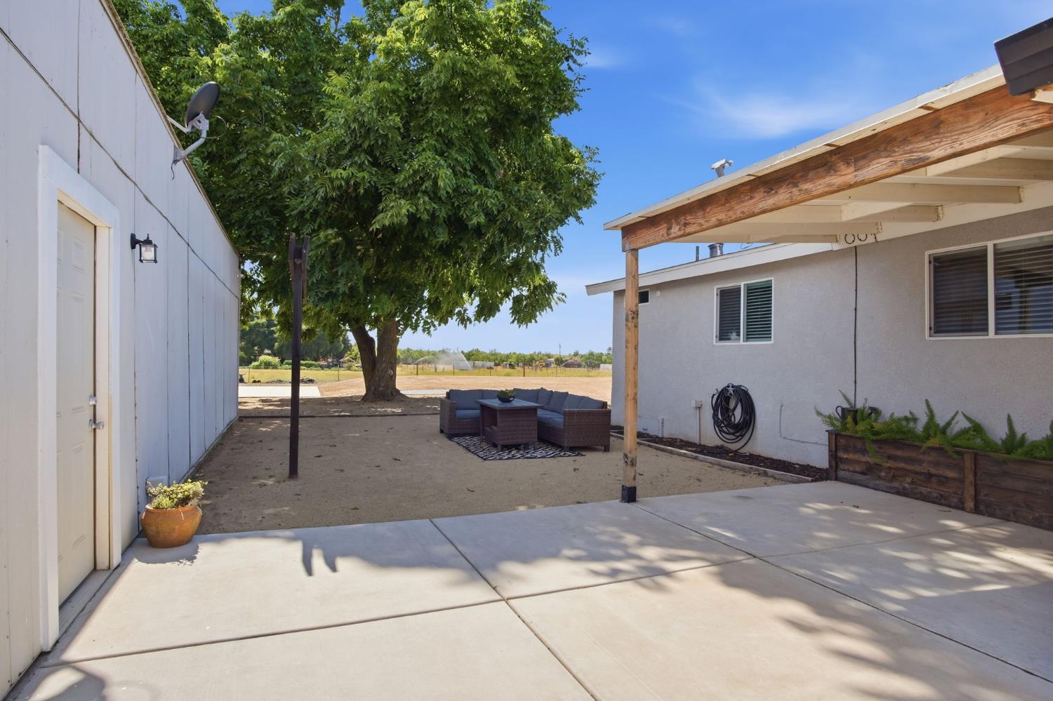 543 S Blossom Rd, Waterford, CA 95386