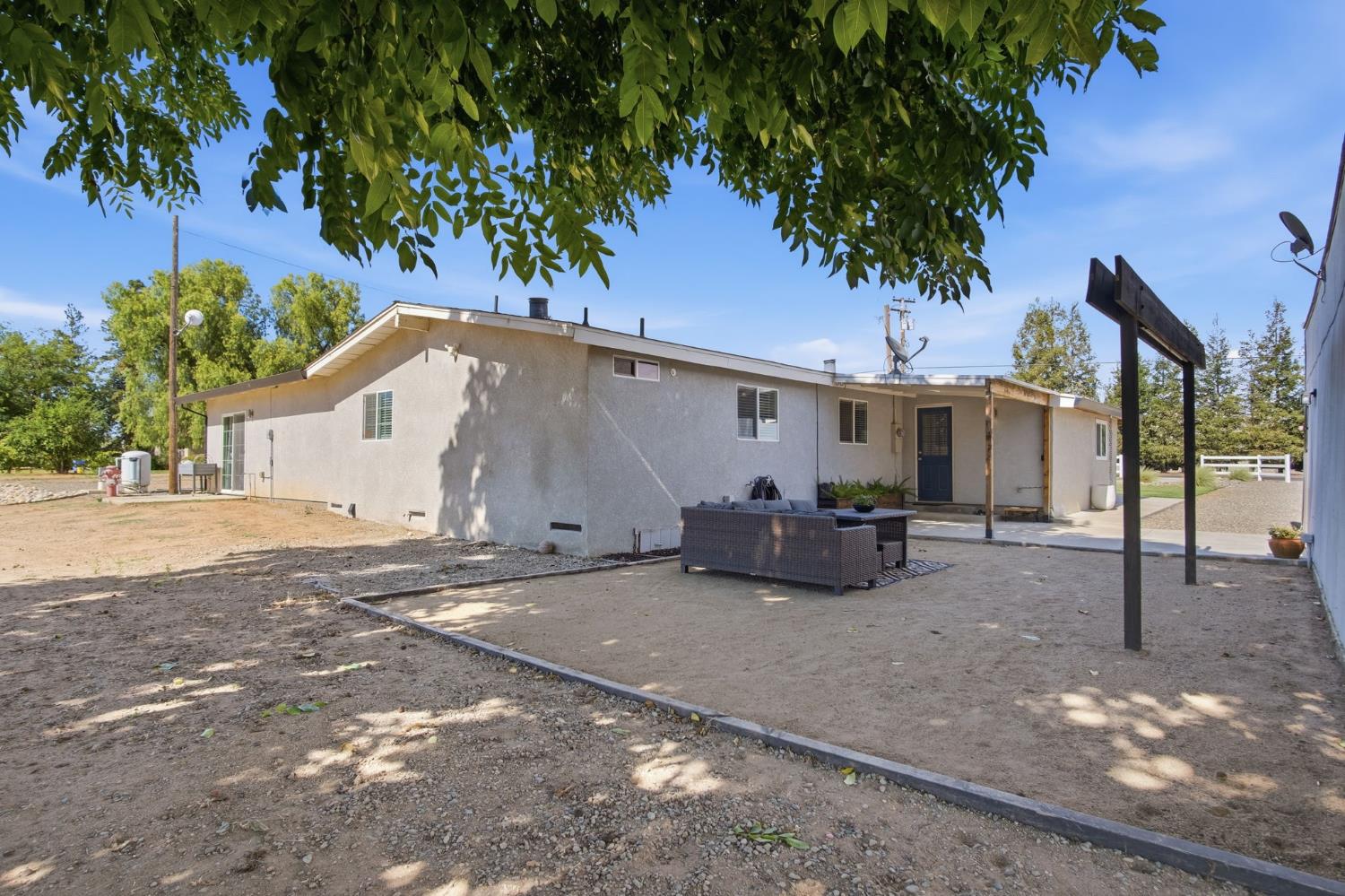 543 S Blossom Rd, Waterford, CA 95386
