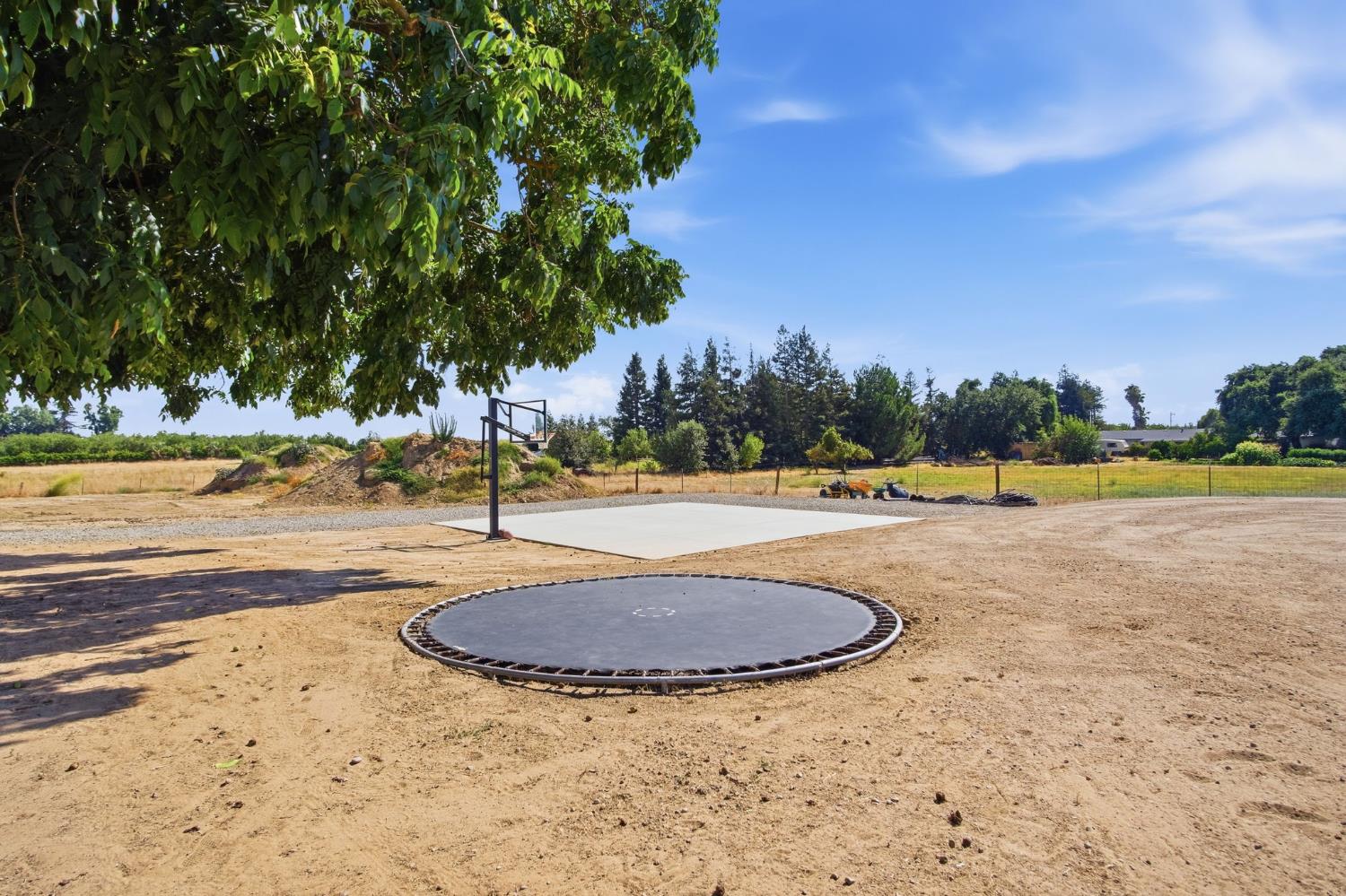 543 S Blossom Rd, Waterford, CA 95386