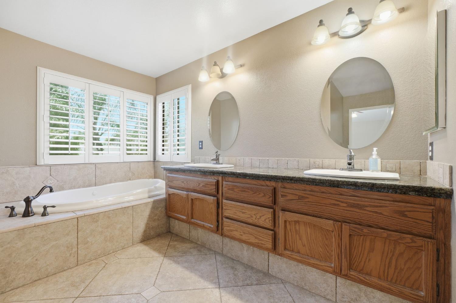 1552 Parkview St, Manteca, CA 95337