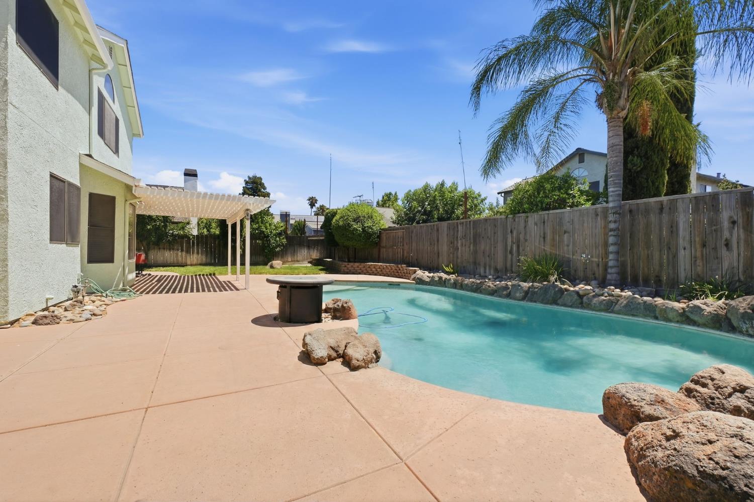 1552 Parkview St, Manteca, CA 95337