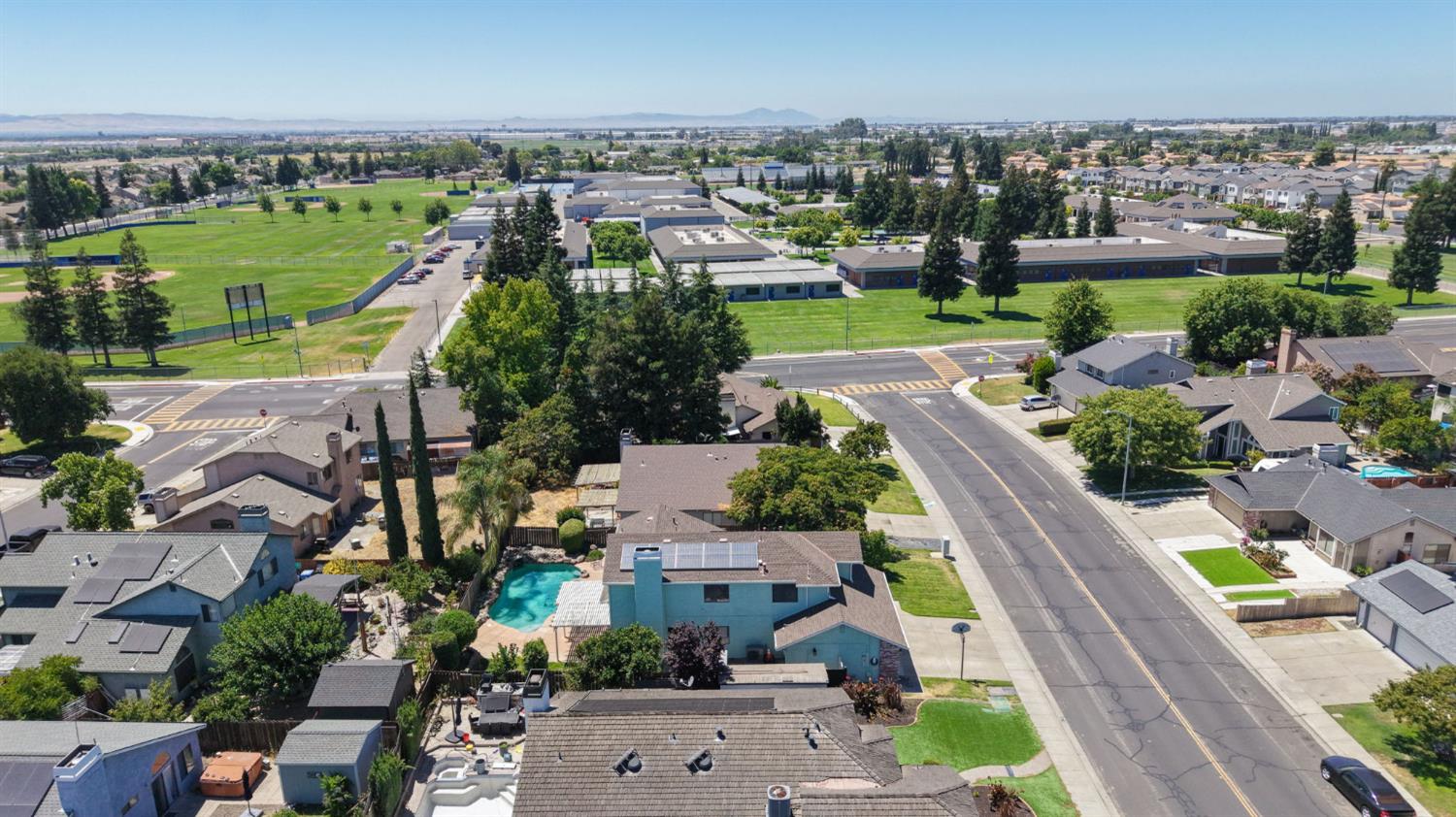 1552 Parkview St, Manteca, CA 95337