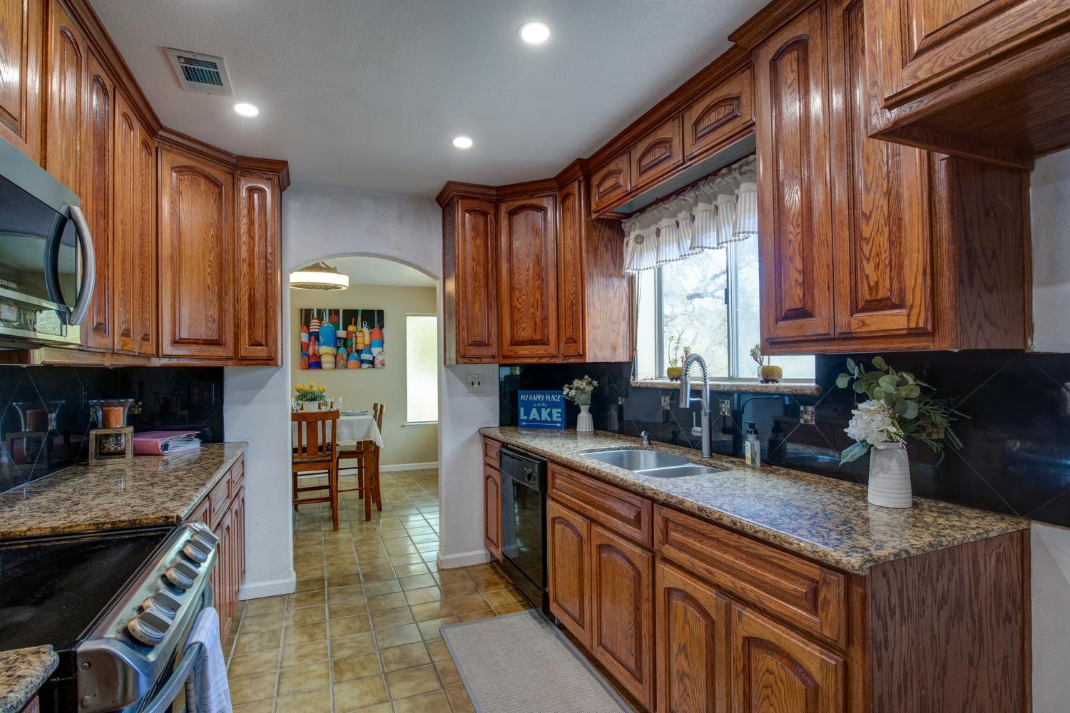 5887 Enramada Dr, La Grange, CA 95329