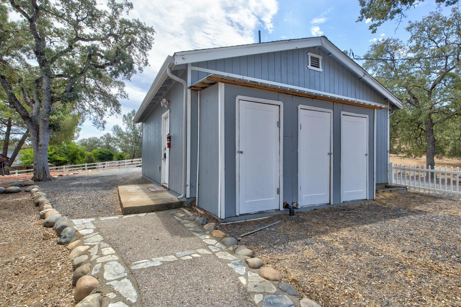 5887 Enramada Dr, La Grange, CA 95329