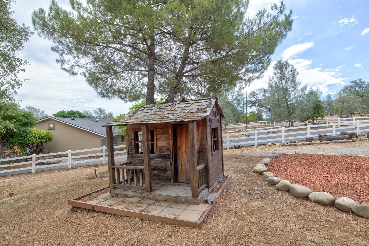 5887 Enramada Dr, La Grange, CA 95329