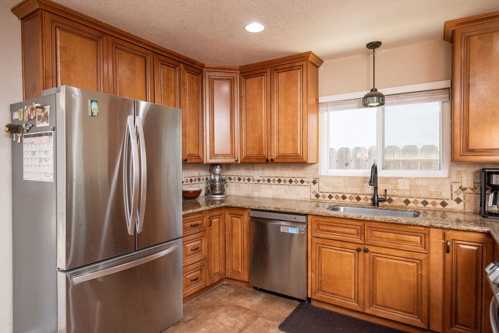 1937 Sugar Pine Dr, Oakdale, CA 95361
