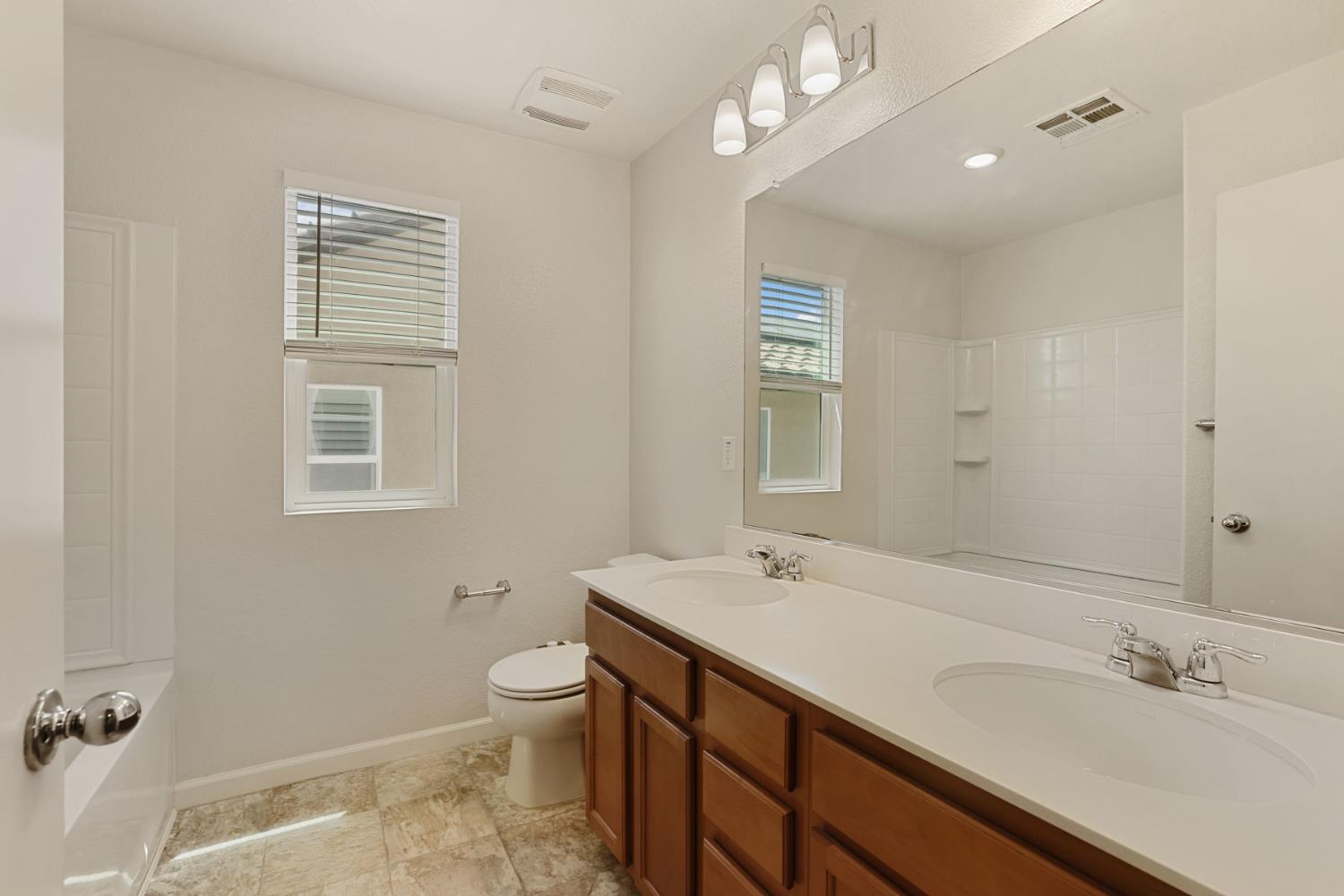 1457 W Woodward Ave, Manteca, CA 95337