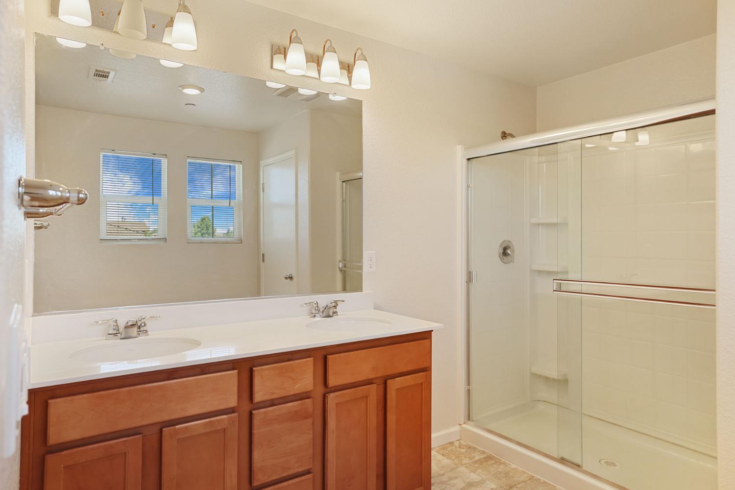 1457 W Woodward Ave, Manteca, CA 95337