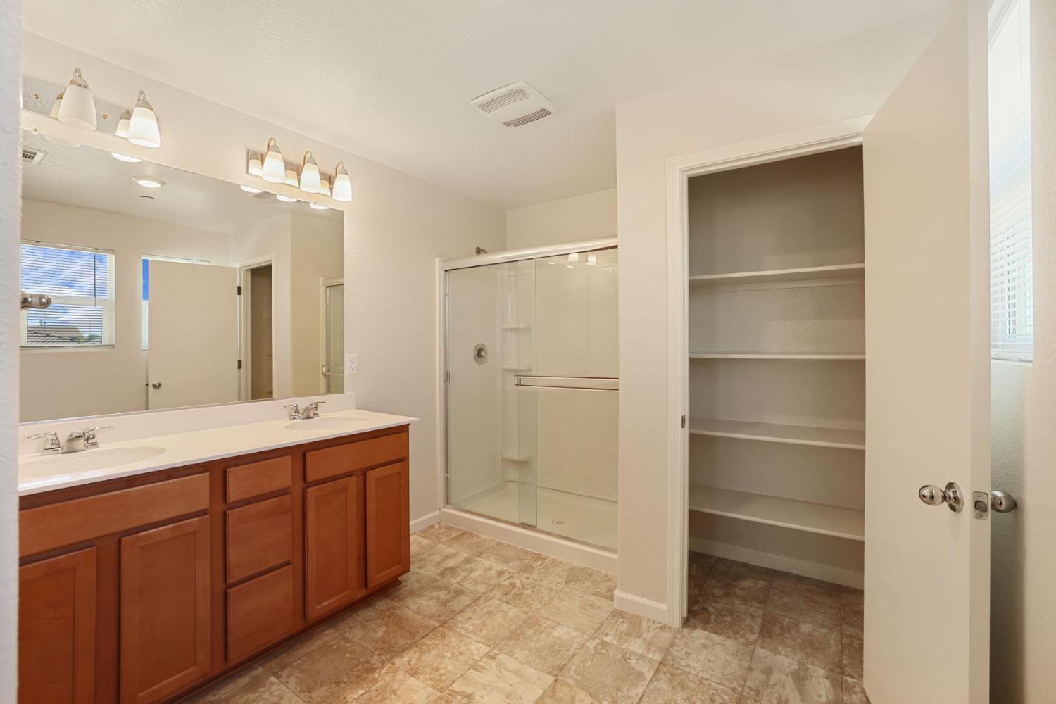 1457 W Woodward Ave, Manteca, CA 95337