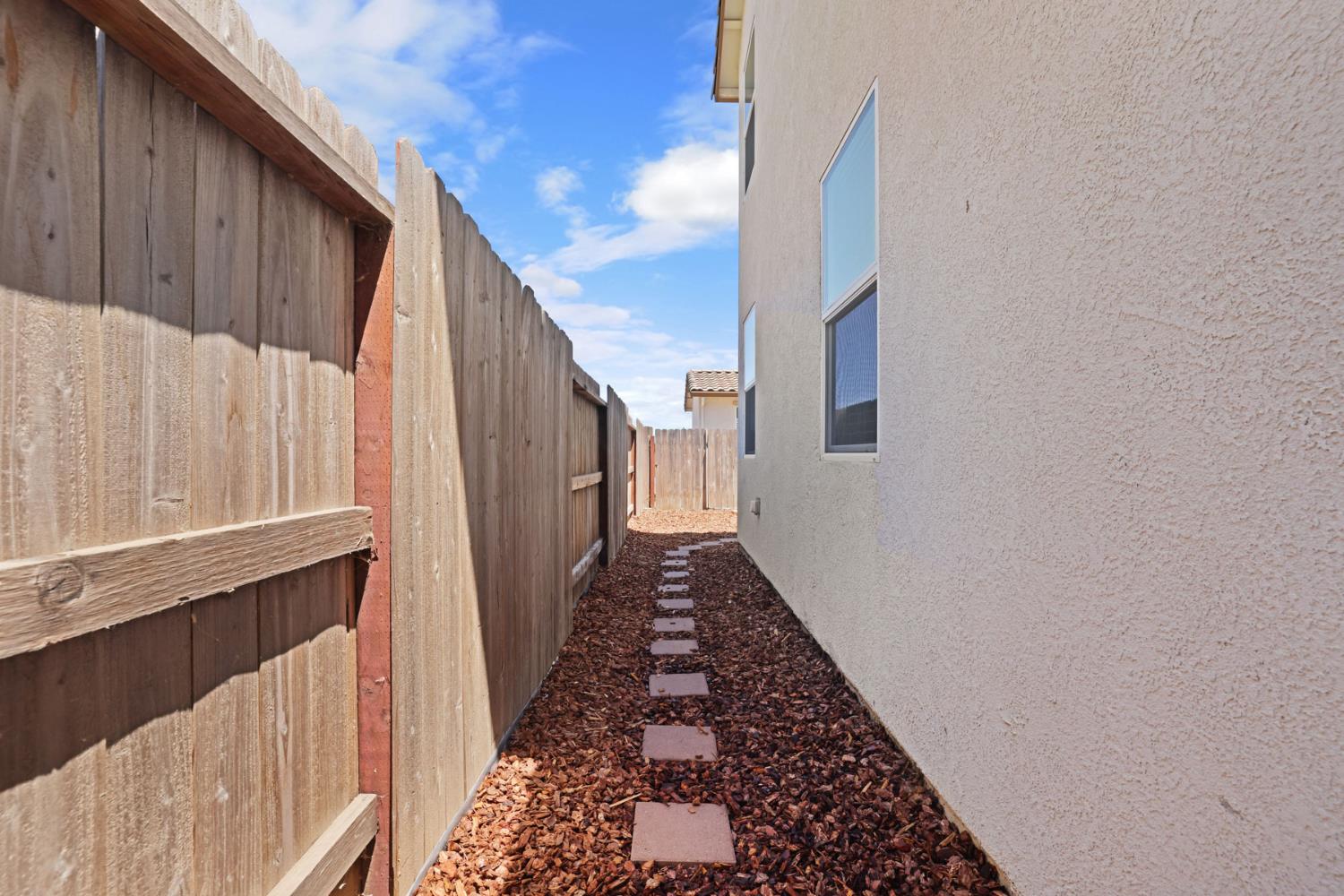 1457 W Woodward Ave, Manteca, CA 95337