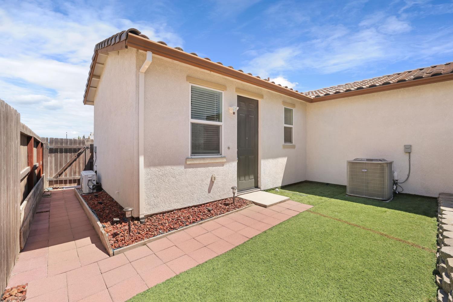 1457 W Woodward Ave, Manteca, CA 95337