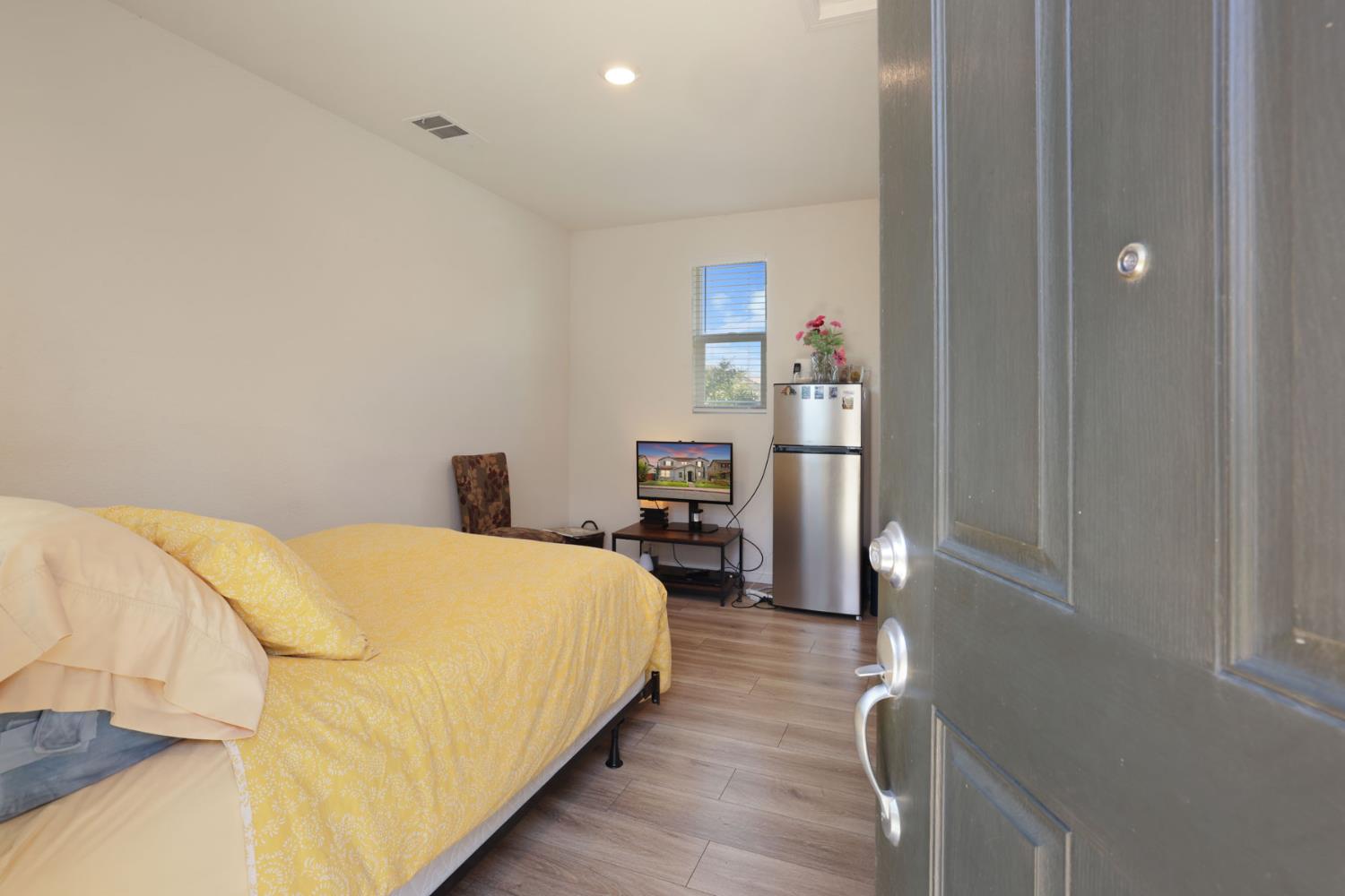 1457 W Woodward Ave, Manteca, CA 95337