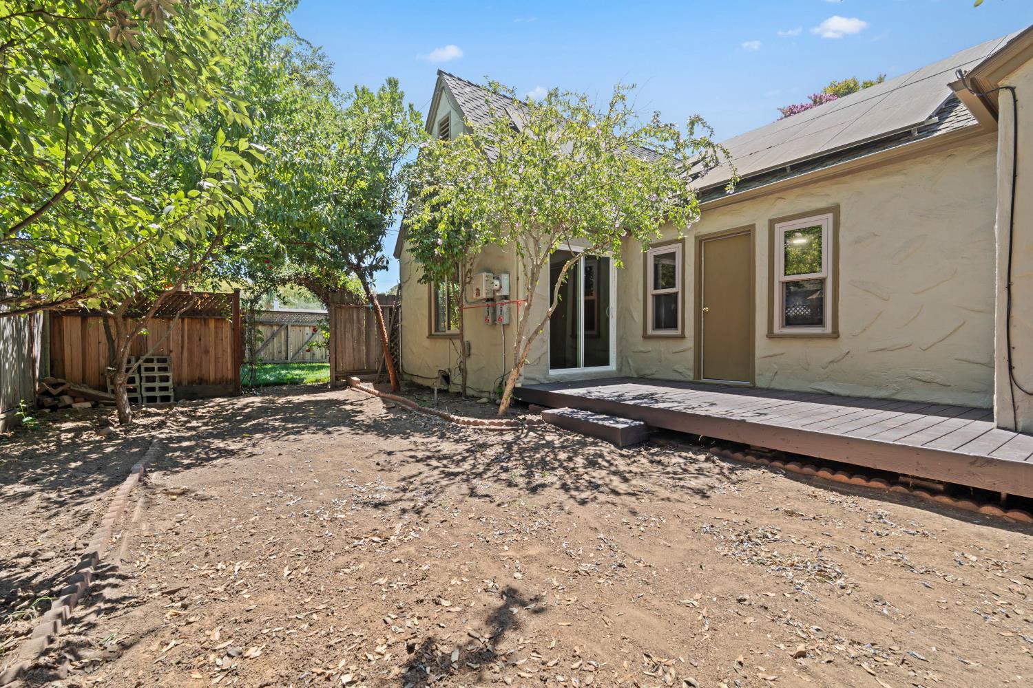1015 College Ave, Modesto, CA 95350