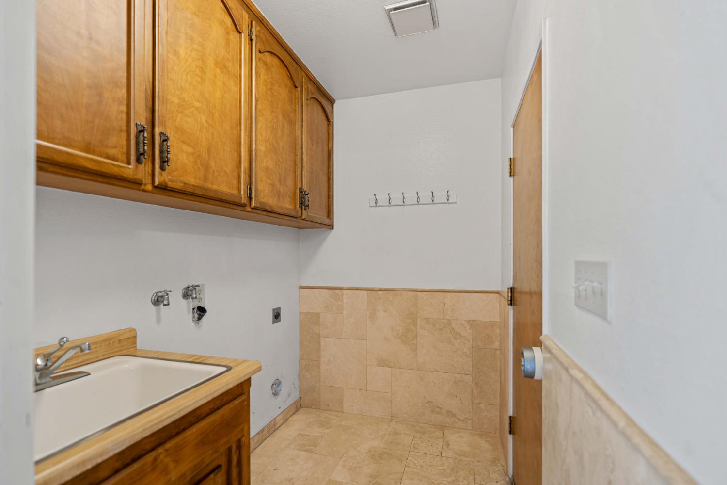 1508 Kingfield Dr, Modesto, CA 95350