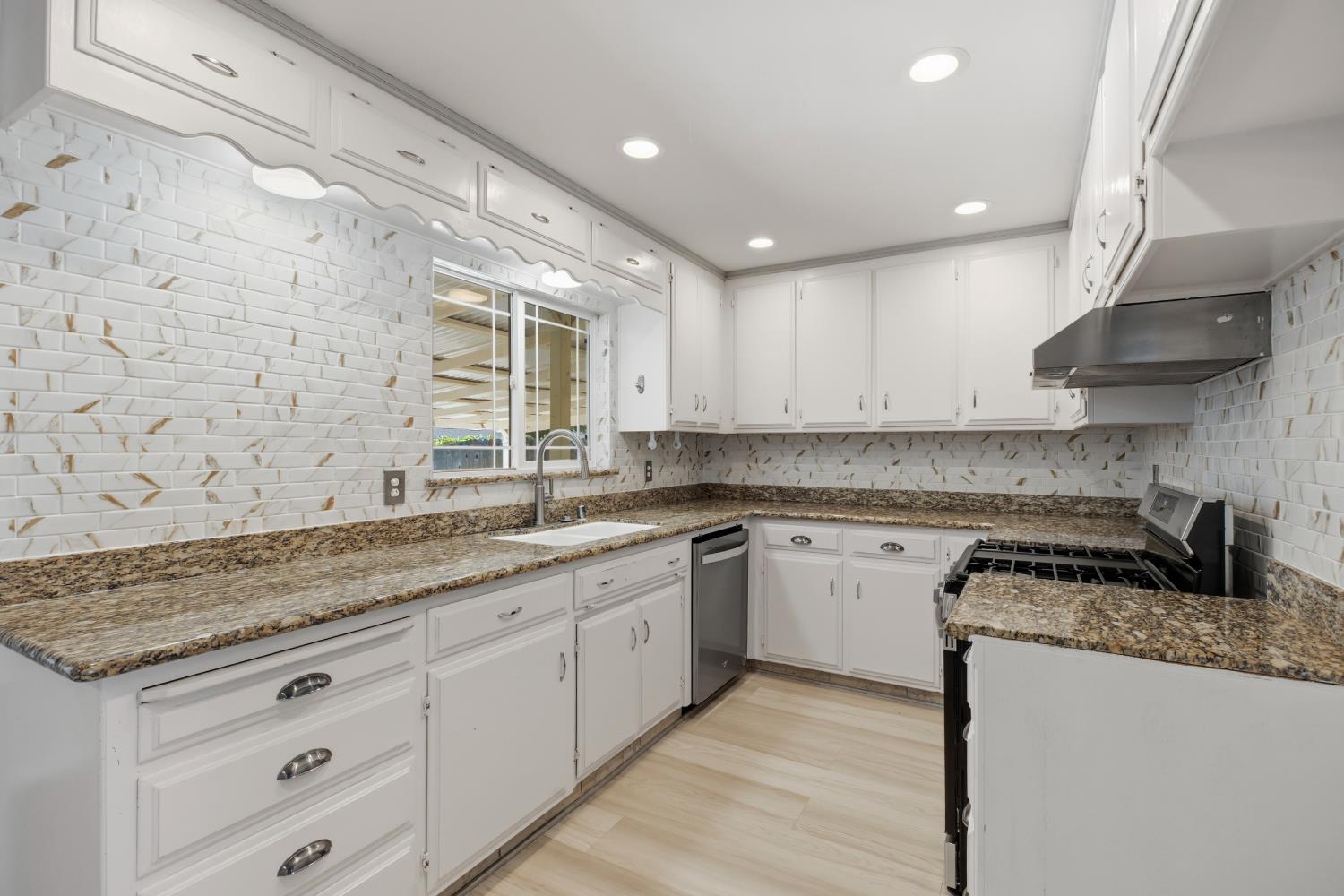 209 charles Ave, Manteca, CA 95336