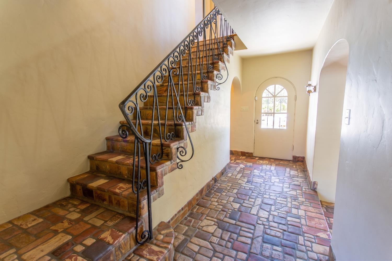 1419 S 6th St, Los Banos, CA 93635