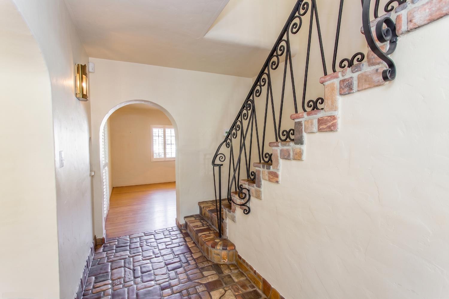 1419 S 6th St, Los Banos, CA 93635