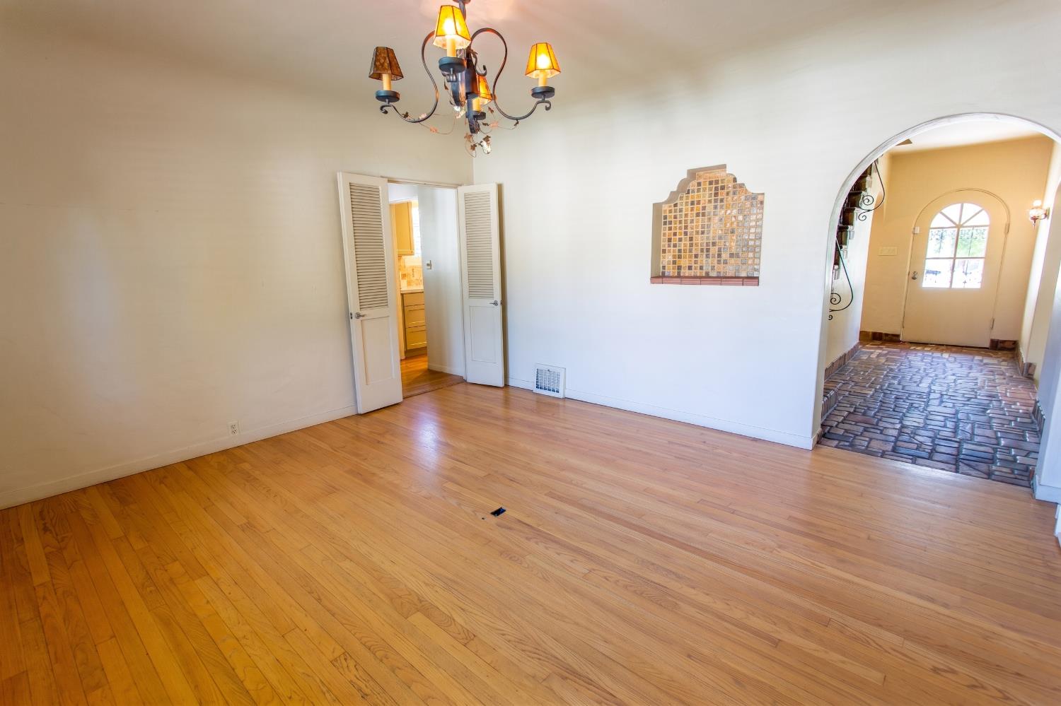 1419 S 6th St, Los Banos, CA 93635