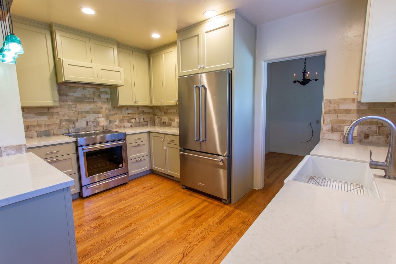 1419 S 6th St, Los Banos, CA 93635
