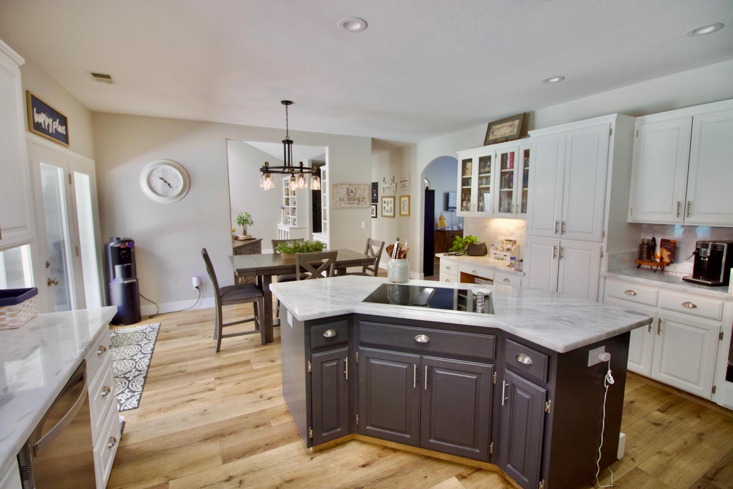 912 Bogarin Ln, Ripon, CA 95366