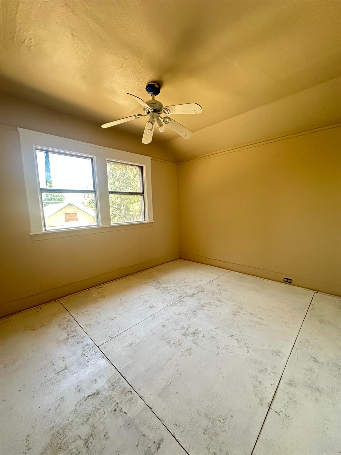 230 N 3rd St, Patterson, CA 95363