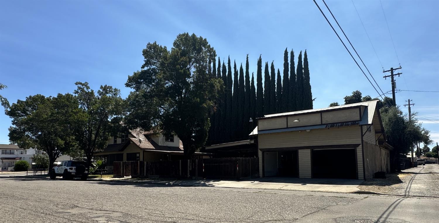 230 N 3rd St, Patterson, CA 95363