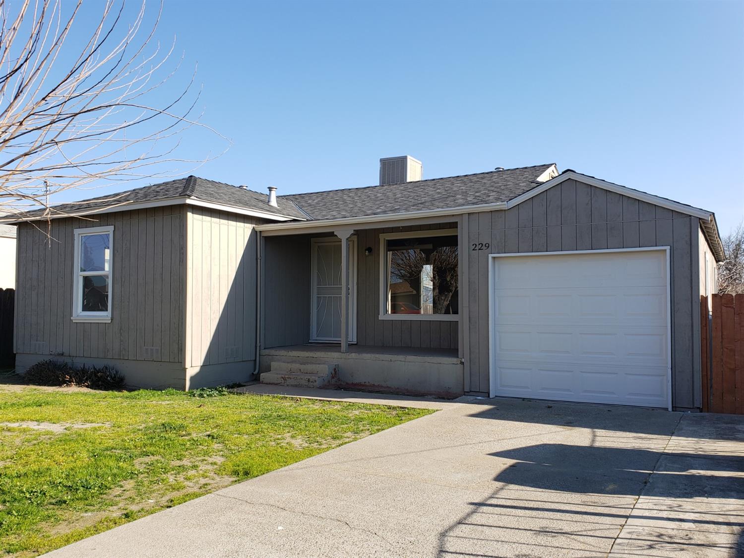 229 N 7th Ave, Oakdale, CA 95361