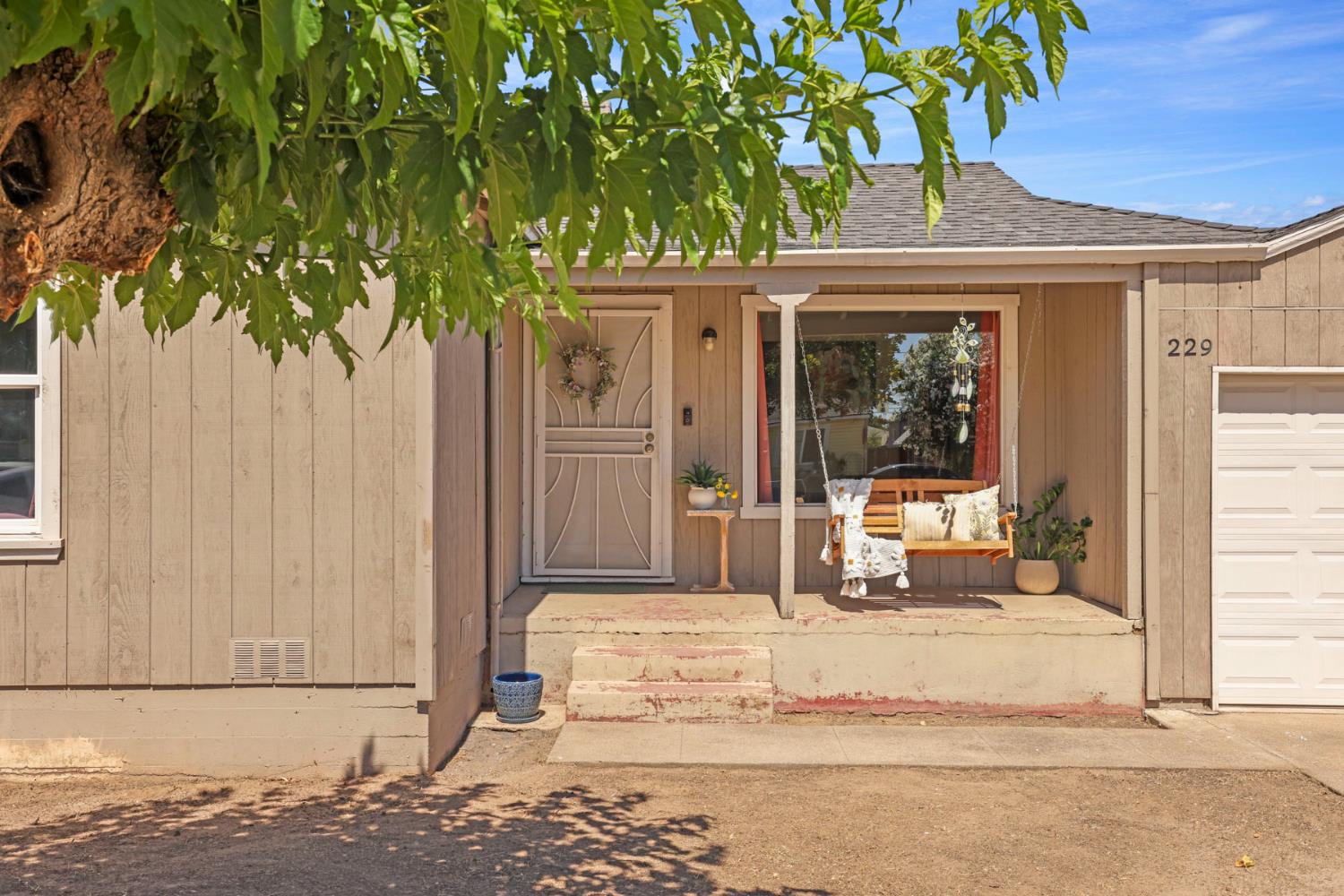 229 N 7th Ave, Oakdale, CA 95361