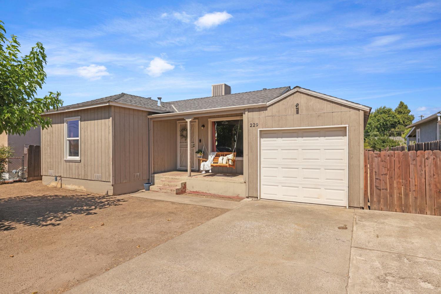 229 N 7th Ave, Oakdale, CA 95361