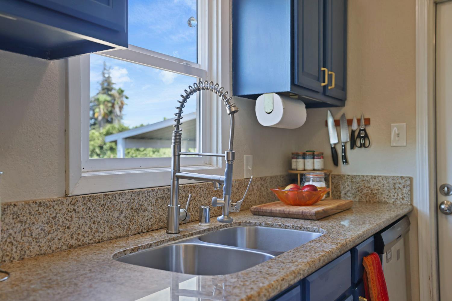229 N 7th Ave, Oakdale, CA 95361
