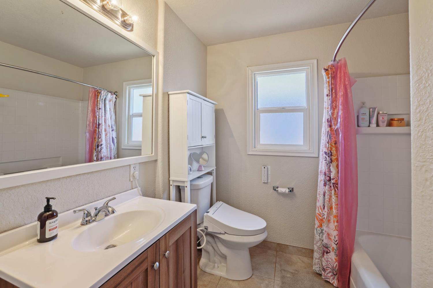 229 N 7th Ave, Oakdale, CA 95361