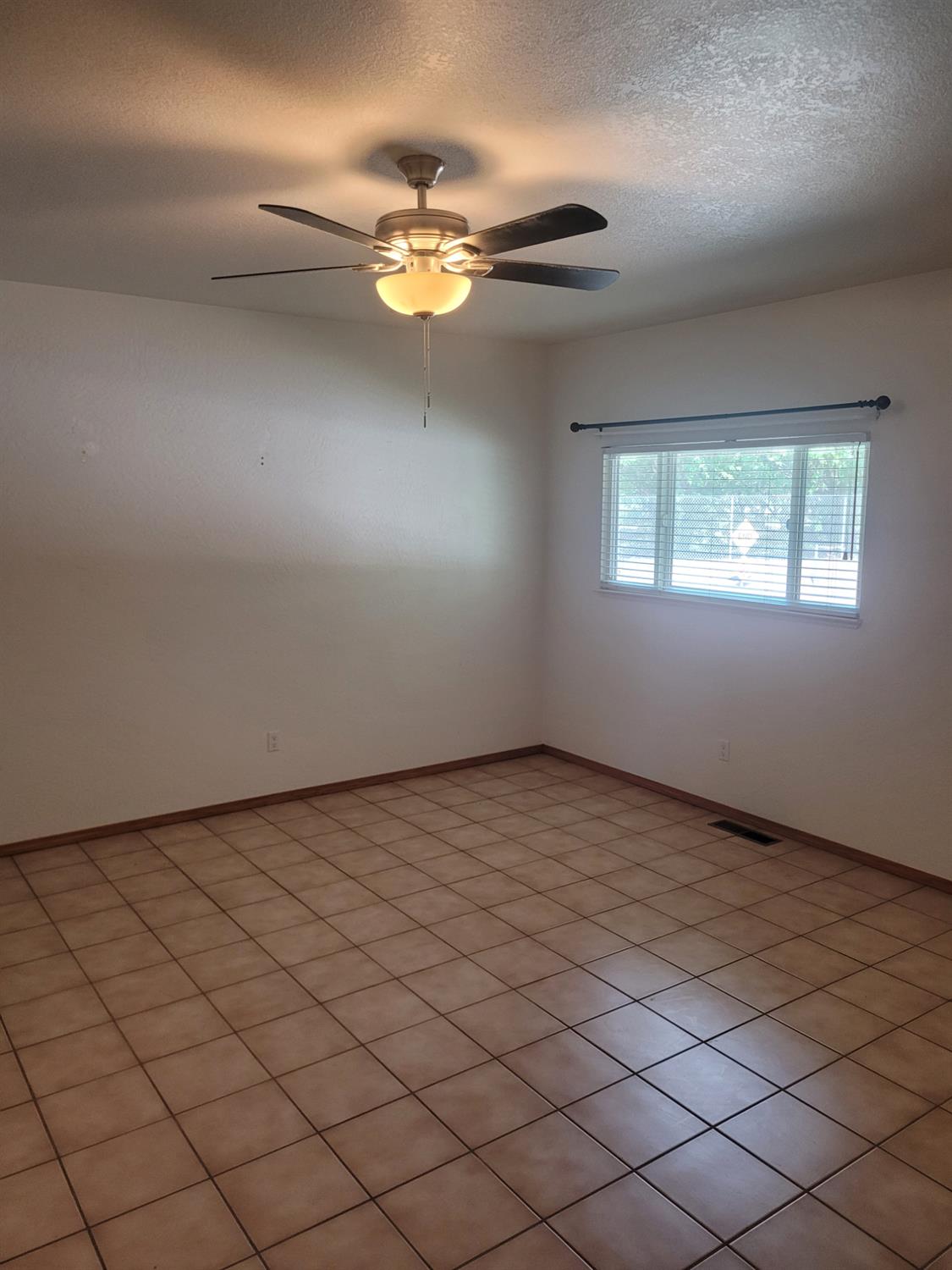 1677 Poplar St, Oakdale, CA 95361