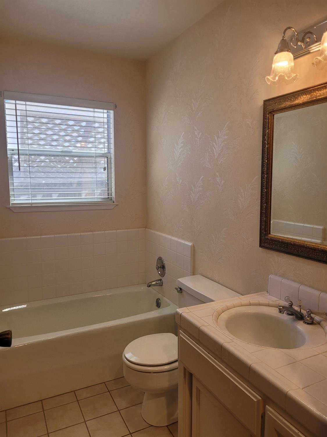 1677 Poplar St, Oakdale, CA 95361