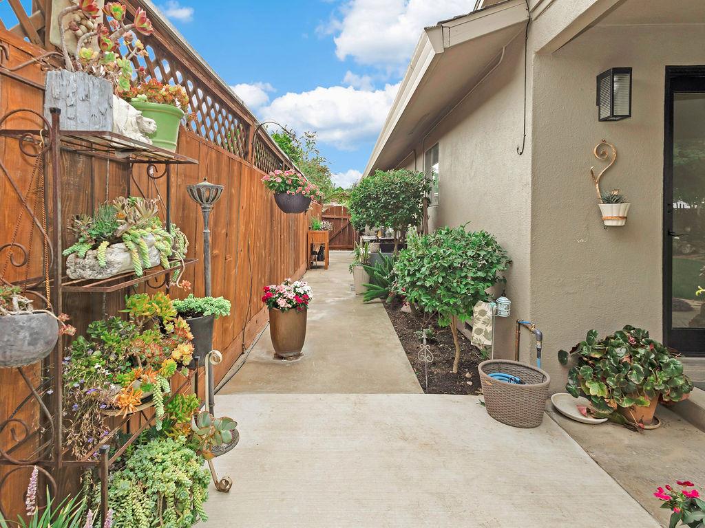 1749 Carignane Way, Escalon, CA 95320