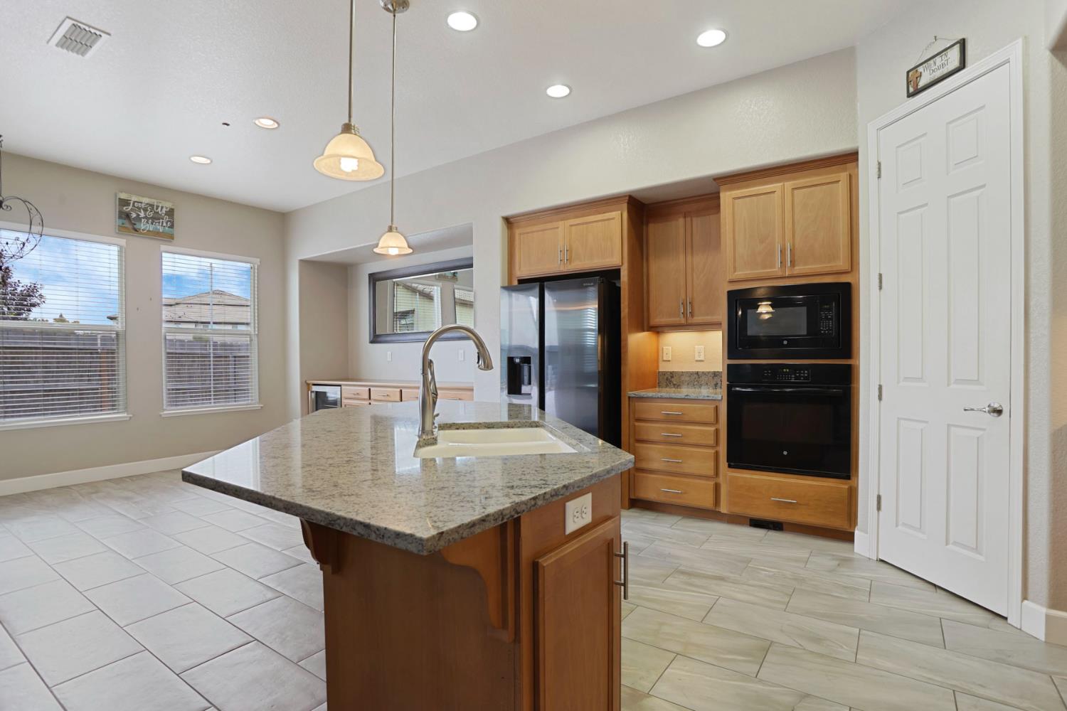 986 Harvest Mill Dr, Manteca, CA 95336