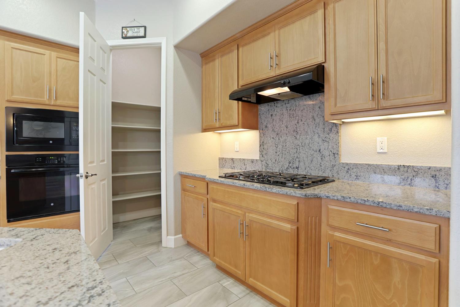 986 Harvest Mill Dr, Manteca, CA 95336
