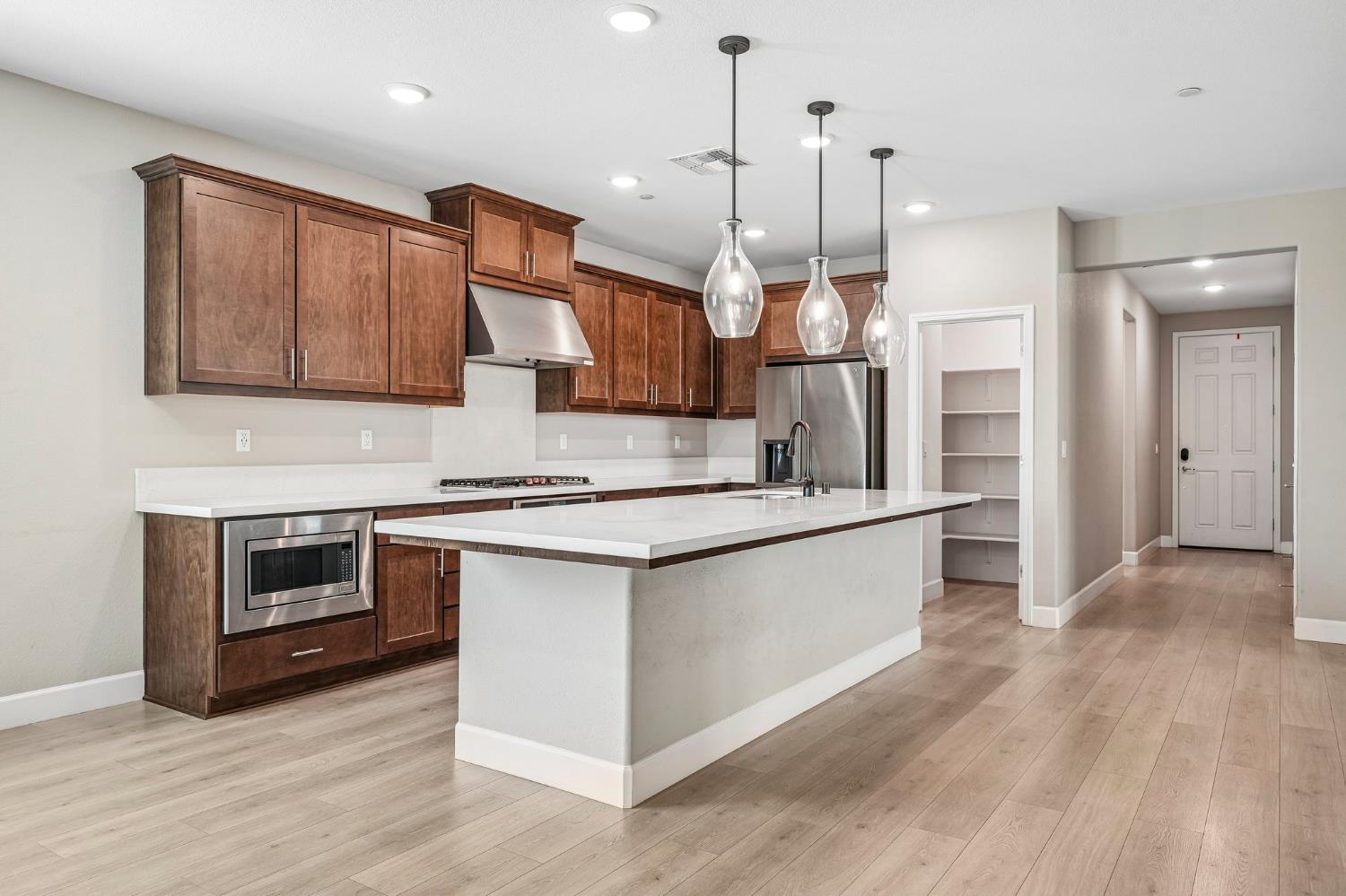 991 Camborne Dr, Manteca, CA 95336