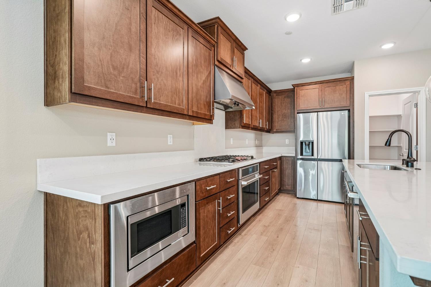 991 Camborne Dr, Manteca, CA 95336
