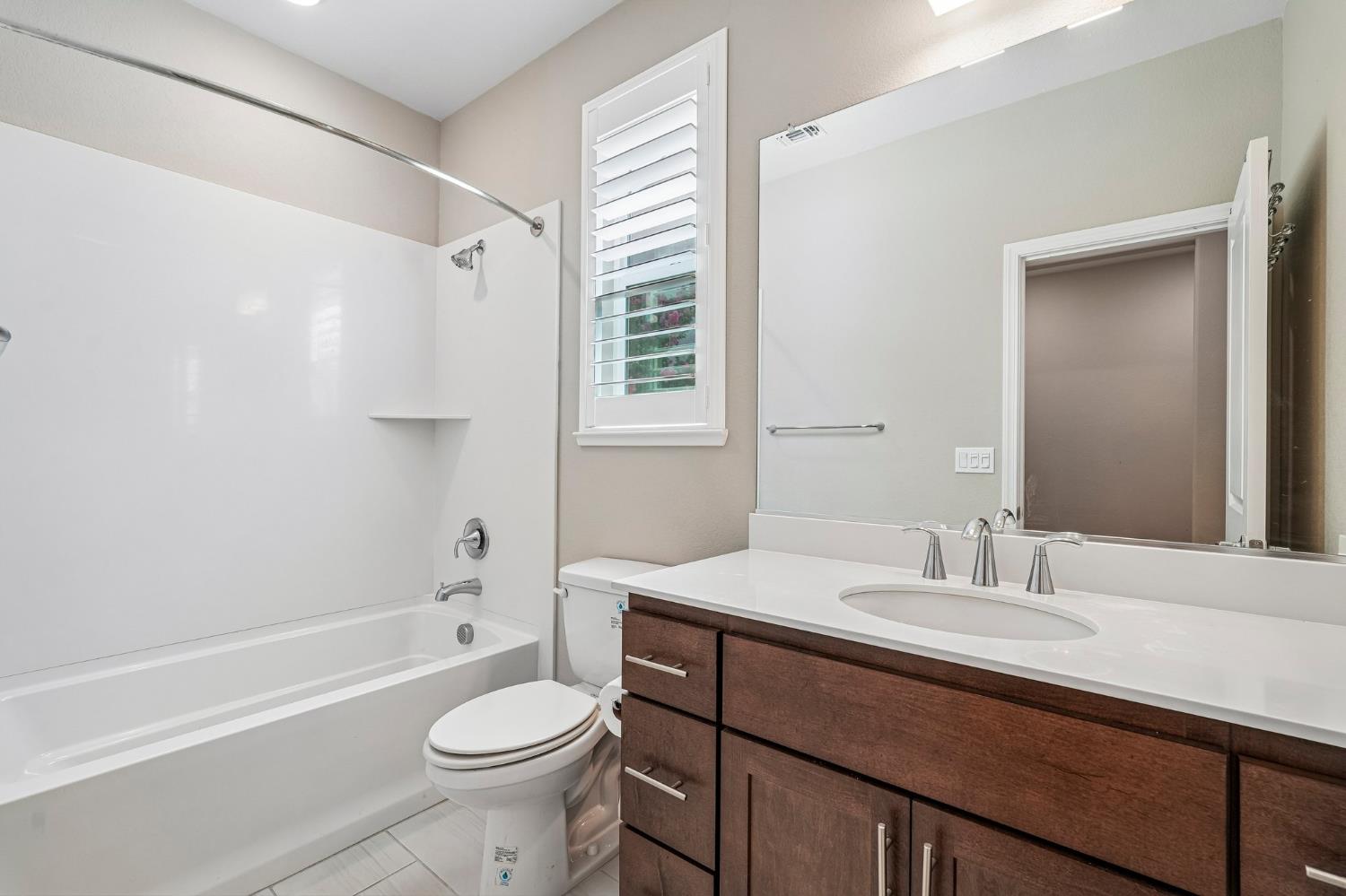 991 Camborne Dr, Manteca, CA 95336