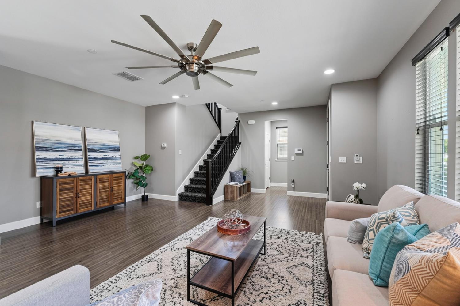 2292 Gallery Dr, Riverbank, CA 95367